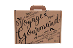 Moyenne Valisette Kraft carton décorée "Voyage Gourmand" avec poignée (34 x 25 x 11.5 cm)